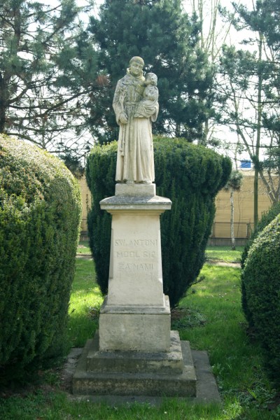 Rzeźba św. Antoniego Padewskiego ufundowana przez miejscowych kolator&oacute;w - Jędrzejowicz&oacute;w, stojąca przy plebanii